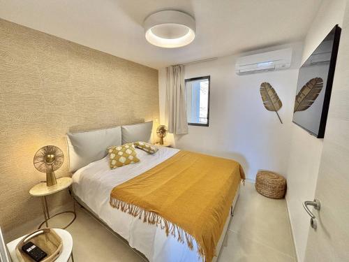 - une chambre avec un lit et un ventilateur dans l'établissement Appartement Eden B sanguinaires vue mer avec piscine résidence, à Ajaccio