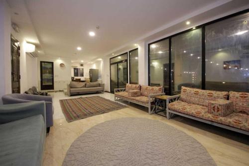 Ruang duduk di Green Meadows Farmhouse