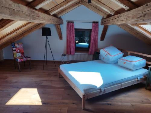 Postel nebo postele na pokoji v ubytování Tobleralpe - Oberreute Selbstversorgerhütte mit viel Komfort