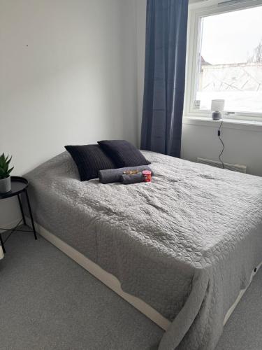 una camera da letto con un letto grande con una finestra di Casa Kvaløya a Tromsø