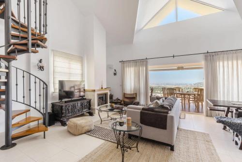 salon z kanapą i stołem w obiekcie La Manga Club Resort - Los Olivos 371 w mieście Atamaría