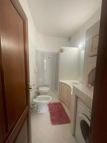 un baño con inodoro y lavabo en Casa Migliore, en San Pantaleo