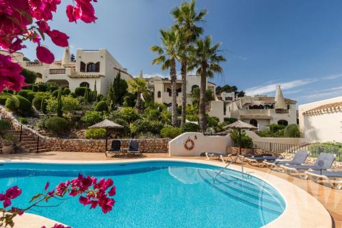 eine Villa mit Swimmingpool und ein Resort in der Unterkunft La Manga Club - Los Altos 367 in Atamaría