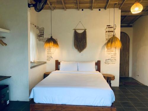 Giường trong phòng chung tại Cozy bliss home stay sidemen