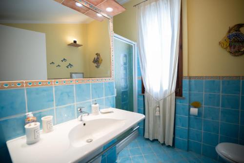 a bathroom with a sink and a shower with a mirror at Attico La Vela Vista Mare in Cervia