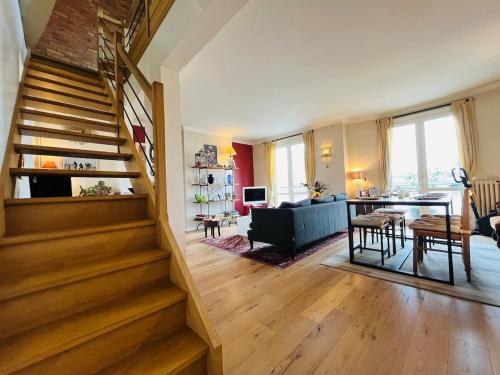 un salon avec un escalier et une salle à manger dans l'établissement Casa Fulton, à Angers