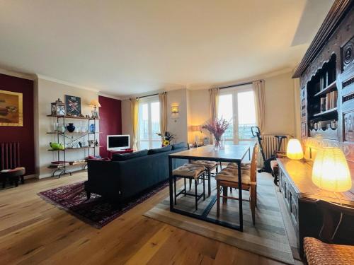 un salon avec une table et une salle à manger dans l'établissement Casa Fulton, à Angers