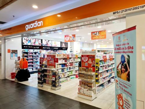Supermarket nebo jiné obchody v  apartmánu nebo okolí