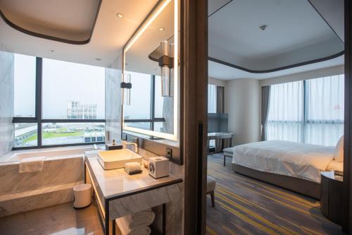 Postel nebo postele na pokoji v ubytování Pullman Suzhou Zhonghui