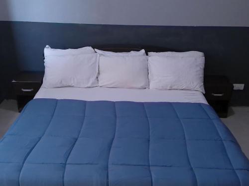 Postel nebo postele na pokoji v ubytování Great Escape Inn Hotel