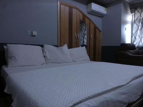Postel nebo postele na pokoji v ubytování Great Escape Inn Hotel