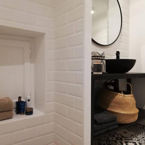 une salle de bain avec un lavabo et un miroir dans l'établissement Maison Mymoodz, à Cornillon