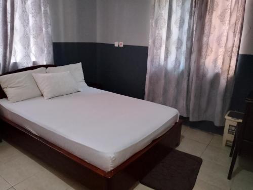 Postel nebo postele na pokoji v ubytování Great Escape Inn Hotel