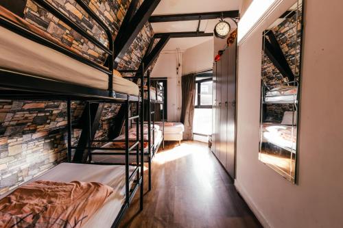 Katil atau katil-katil dalam bilik di Amsterdam Downtown Hotel Canal View