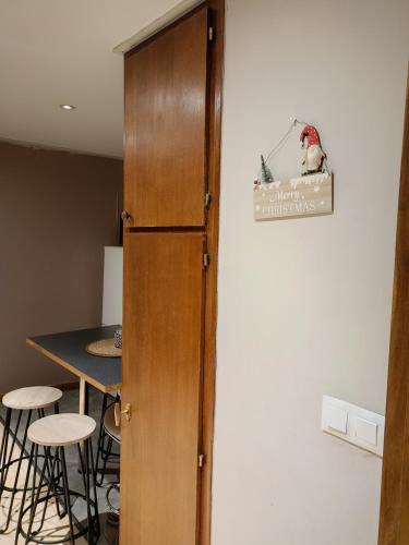 - une porte en bois dans une chambre avec une table dans l'établissement Appartement 2 pieces Hypercentre Strasbourg, à Strasbourg