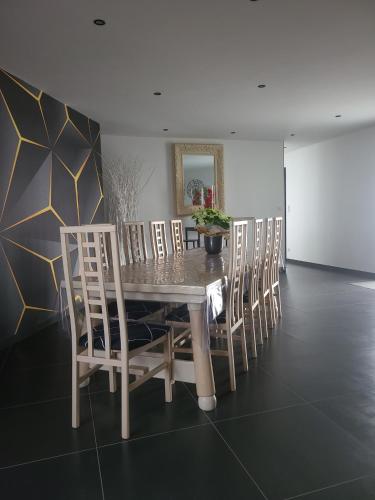 une salle à manger avec une table et des chaises dans l'établissement L'escale Romanesque, à Ozeville