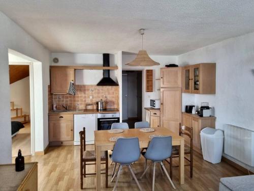 une cuisine et une salle à manger avec une table et des chaises dans l'établissement Cosy appartement 50m from slopes 6 people, à Les Deux Alpes