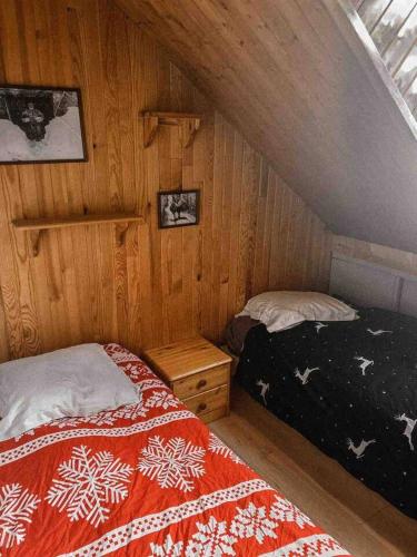 une chambre avec deux lits dans un grenier dans l'établissement Cosy appartement 50m from slopes 6 people, à Les Deux Alpes