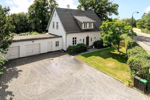 Gallery image of Classic 260 m2 villa near lake in Holte