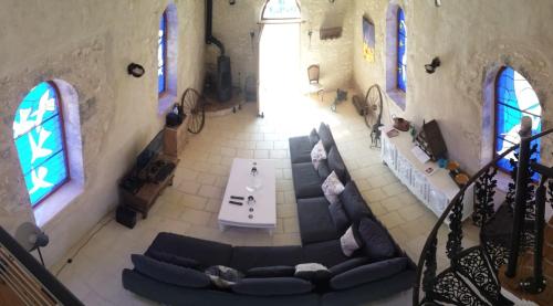 - une vue de tête sur un salon avec des canapés et une table dans l'établissement La Chapelle - Private Heated Pool, Village Centre, à Loubès-Bernac