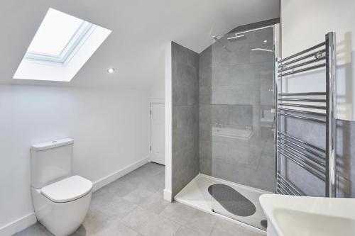 Ένα μπάνιο στο Jackson Court Apartment Four