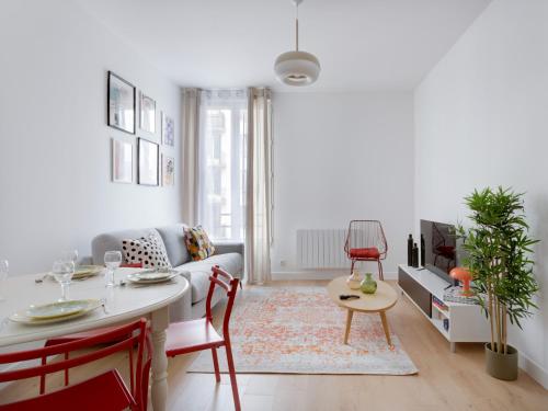 un salon avec un canapé et une table dans l'établissement La Pause Citadine, à Saint-Denis