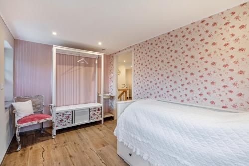 LeutersdorfにあるFerienwohnung Landlustのピンクの壁、ベッド1台付きのベッドルーム1室