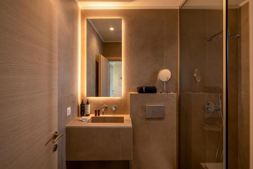 Ένα μπάνιο στο Altius Blue Apartments