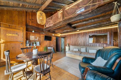 a living room with a table and a couch at The Nomad Apulia in Apúlia