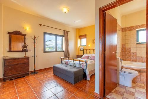 Ένα μπάνιο στο Villa Trouli by Vintage Travel