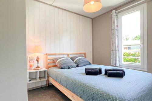 une chambre avec un grand lit avec deux oreillers dans l'établissement Coin de Paradis Lac et ocean Sans vis à vis, à Hourtin