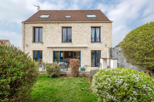 une grande maison en pierre avec un toit dans l'établissement OIQIA • Prestige, à Barbery