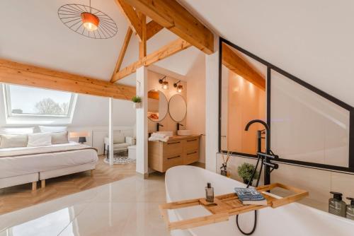 une chambre avec un lit et un bureau dans une pièce dans l'établissement OIQIA • Prestige, à Barbery