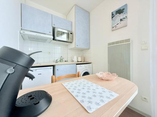 Il dispose d'une cuisine avec une table en bois et une cuisinière. dans l'établissement 1741 - Roche-Étape, à Rochefort