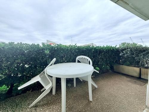 - une table blanche et 2 chaises sur la terrasse dans l'établissement 1741 - Roche-Étape, à Rochefort