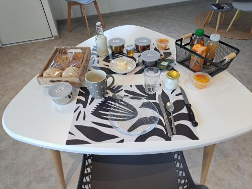 ein Tisch mit einem schwarzen und weißen Tischtuch drauf in der Unterkunft A la source in Saint-Médard-de-Guizières