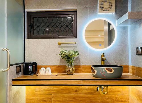 ハノイにあるPhố xưa Homestayの洗面台と鏡を備えたバスルームのカウンター