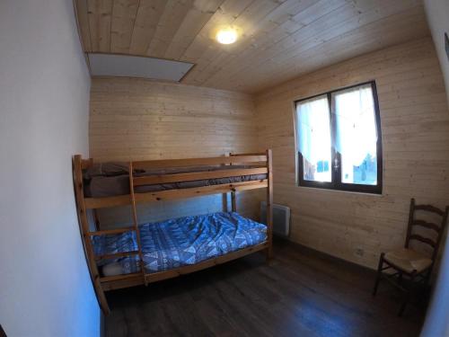 Ce lit superposé se trouve dans un dortoir doté d'une fenêtre. dans l'établissement Appartement au calme Font-Romeu, à Font-Romeu-Odeillo-Via