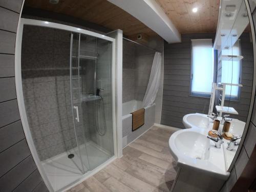 une salle de bain avec une douche, un lavabo et des toilettes dans l'établissement Appartement au calme Font-Romeu, à Font-Romeu-Odeillo-Via