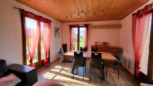 une salle à manger avec une table et des chaises en bois dans l'établissement Appartement au calme Font-Romeu, à Font-Romeu-Odeillo-Via