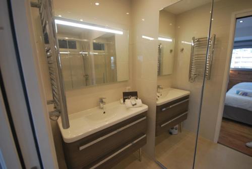 une salle de bain avec un lavabo et un miroir dans l'établissement One bedroom apartment Palm Beach, à Cannes
