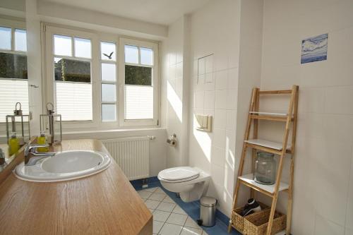 レーメにあるFerienwohnung mit traumhaftem Meerblick - Haus am Meer FeWo 08の洗面台とトイレ付きのバスルーム