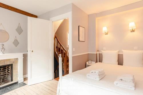 une chambre avec un lit et une cheminée dans l'établissement Le Vert Cœur Townhouse Honfleur City Center 4 Guests, à Honfleur