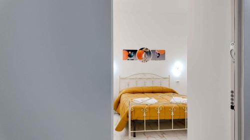 a bedroom with a bed in a white room at Clarus Mons in Chiaromonte
