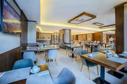 a dining room with tables and chairs in a restaurant at Royal Termal Hotel in Bursa