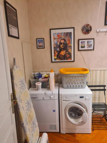 une buanderie avec un lave-linge et un lave-linge dans l'établissement Maison Carrasserie, à Limoux