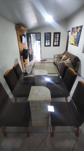 a living room with couches and a table at CASA ACONCHEGANTE e ESPAÇOSA in Ourinhos
