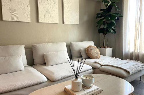 - un salon avec deux canapés blancs et une table dans l'établissement Nice T2 with balcony - near beach, à Cannes