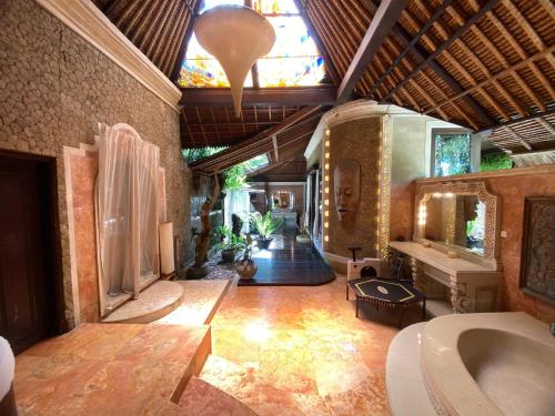 Ένα μπάνιο στο Akasha New Earth Haven Villa