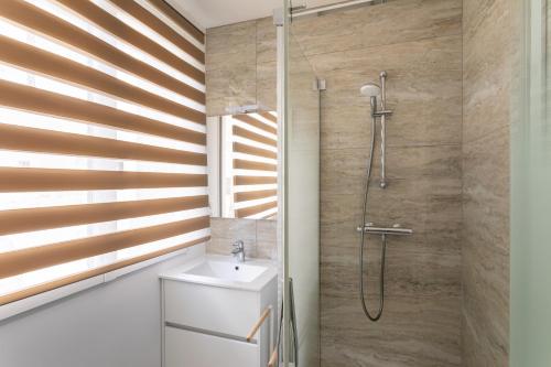 un baño con ducha y lavabo en Les Bulles d'Or - A 400m de la plage, en Fréhel